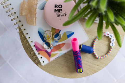 ROMP Lipstick – kompaktowy stymulator łechtaczki z technologią Pleasure Air™ ROMP Lipstick – kompaktowy stymulator łechtaczki z technologią Pleasure Air™